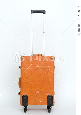 キャスター付きのスーツケース 13536171