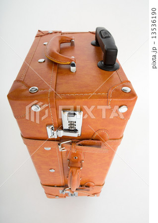 キャスター付きのスーツケース 13536190