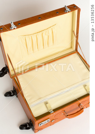 キャスター付きのスーツケース 13536256