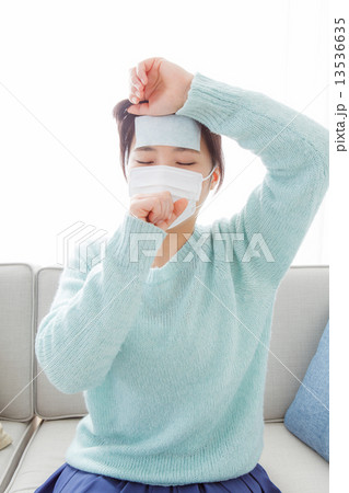 マスクして体調不良を訴える女性 13536635