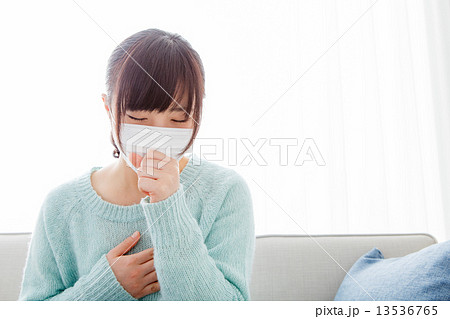 マスクして咳きこむ女性 13536765