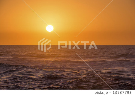 水平線の日没 水平線の日没 13537793