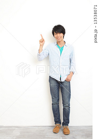 指を指す20代男性 13538071