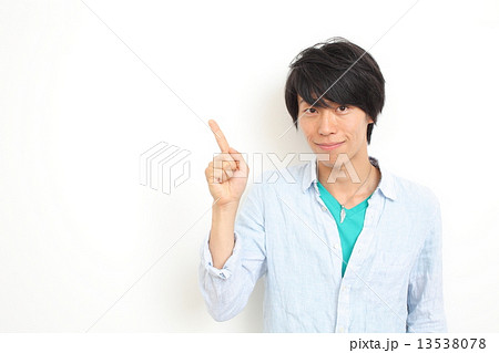 指を指す20代男性 13538078