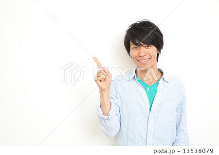 指を指す20代男性 13538079
