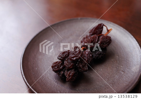 皿の上の枝つき干しぶどう 中サイズ アップ 皿の上の枝つき干しぶどう 中サイズ アップ 13538129