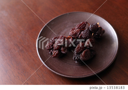 皿の上の枝つき干しぶどう 中サイズ 皿の上の枝つき干しぶどう 中サイズ 13538183