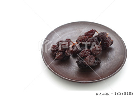 皿の上の枝つき干しぶどう 中サイズ 白バック 皿の上の枝つき干しぶどう 中サイズ 白バック 13538188