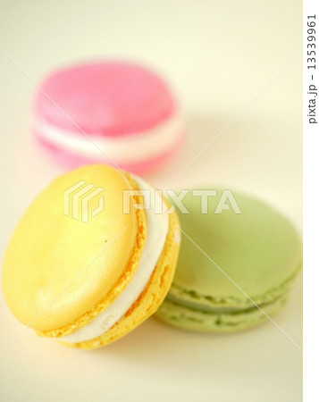 パステルカラーのマカロンの写真素材