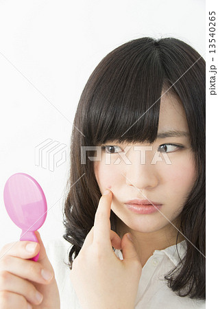 鏡を見てニキビ、できものを気にする若い女性 鏡を見てニキビ、できものを気にする若い女性 13540265
