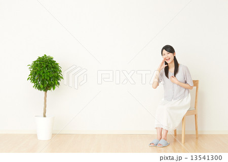 部屋で呼びかける女性 部屋で呼びかける女性 13541300
