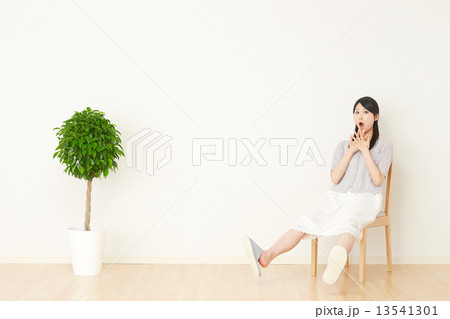 部屋で驚く女性 部屋で驚く女性 13541301