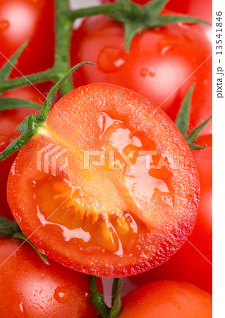 カットしたミディトマト カットしたミディトマト 13541846