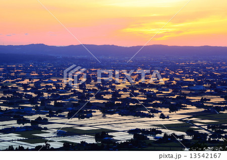 富山県南砺市 砺波平野の夕景 富山県南砺市 砺波平野の夕景 13542167