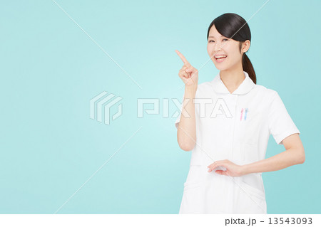指差すナース 13543093