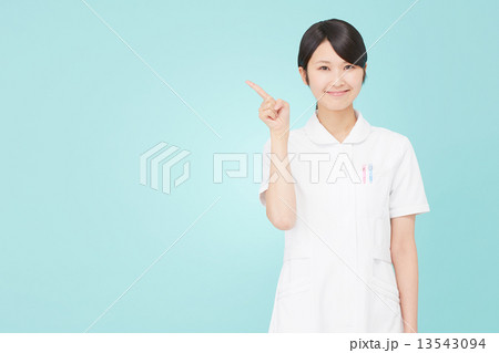 指差すナース 13543094
