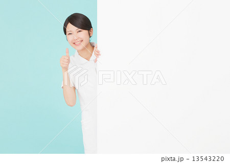 メッセージボードとグッドサインするナース 13543220