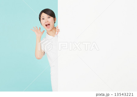 メッセージボードと驚くナース 13543221