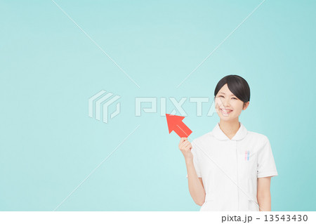 矢印で指す笑顔のナース 13543430