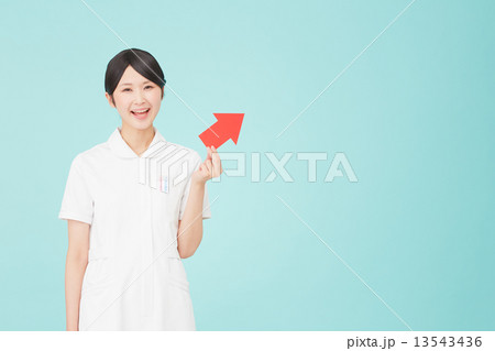 矢印で指す笑顔のナース 矢印で指す笑顔のナース 13543436