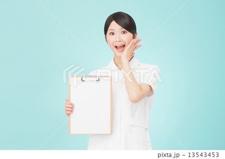 メッセージボードを持って驚くナース 13543453