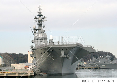 護衛艦「ひゅうが」と「いかづち」の入港風景 13543814