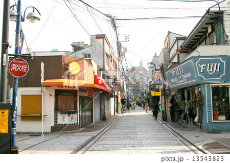 独特な雰囲気の横須賀 どぶ板通り を訪れての写真素材