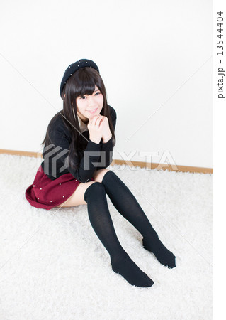 ベレー帽をかぶった笑顔の若い女性 ベレー帽をかぶった笑顔の若い女性 13544404