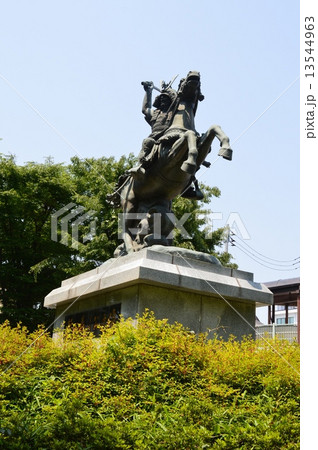 新田義貞の騎馬像（京王線･分倍河原駅前ロータリー／東京都府中市片町） 13544963