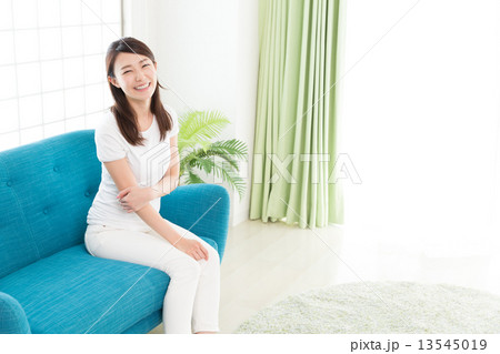 部屋でリラックスする女性 部屋でリラックスする女性 13545019