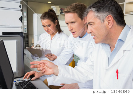 Team of scientists working together 13546849