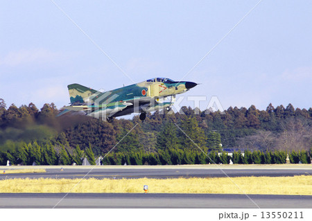 百里基地離陸するRF－４偵察航空機 13550211