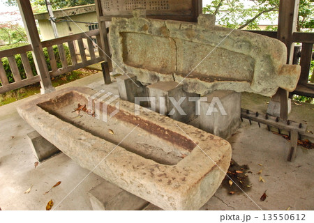 牛ヶ島石棺（丸岡城／福井県坂井市丸岡町霞町） 13550612