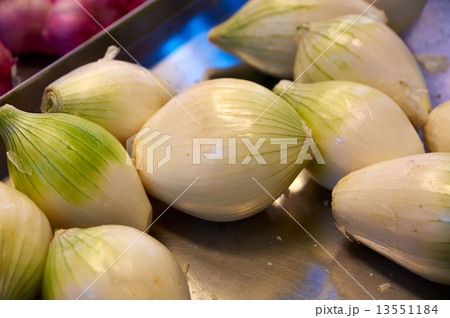 Onions big Golden on the counter Onions big Golden on the counter 13551184
