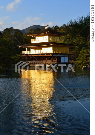 金閣寺の舎利殿･鏡湖池（京都市北区） 13551561