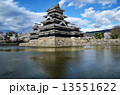 桜の松本城 13551622