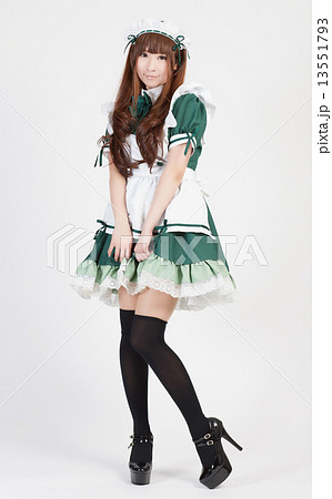緑色のメイド服を着た若い女性の写真素材