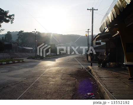 早朝の街（カロー／ミャンマー） 13552192