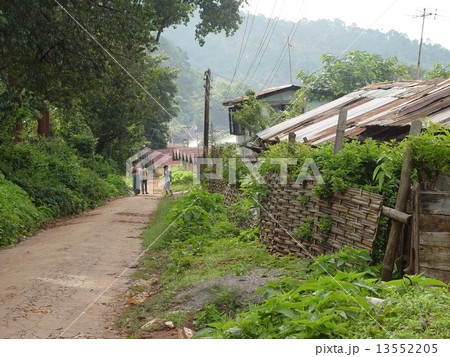 田舎道(カロー/ミャンマー) 田舎道(カロー/ミャンマー) 13552205
