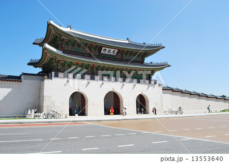韓国ソウルの光化門 13553640