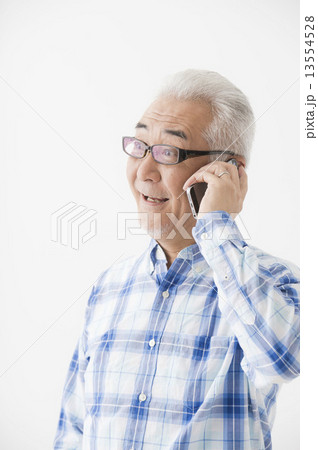 電話を持つシニア男性 13554528