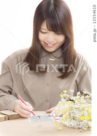 たくさんの雑貨と絵はがきを書く女性 たくさんの雑貨と絵はがきを書く女性 13554610