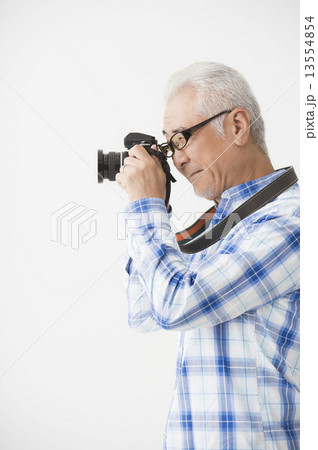 カメラを持つシニア男性 カメラを持つシニア男性 13554854