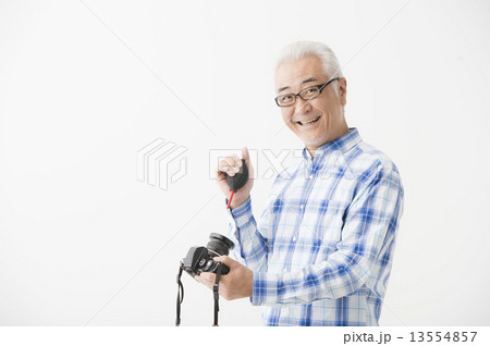 カメラを持つシニア男性 カメラを持つシニア男性 13554857