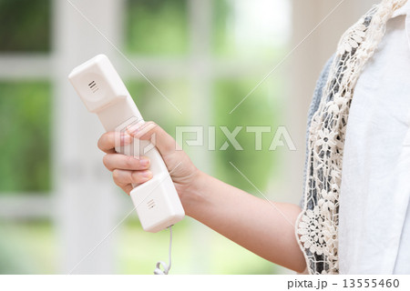 電話する女性 13555460