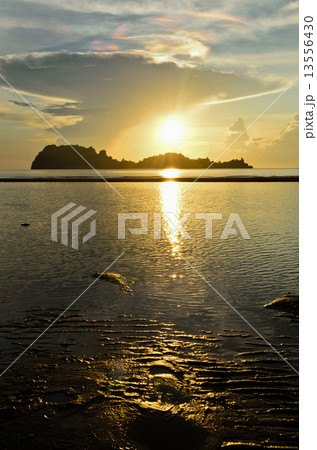 Sunrise at Hat Sai Ri beach in Chumphon 13556430
