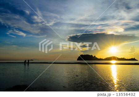 Sunrise at Hat Sai Ri beach in Chumphon 13556432