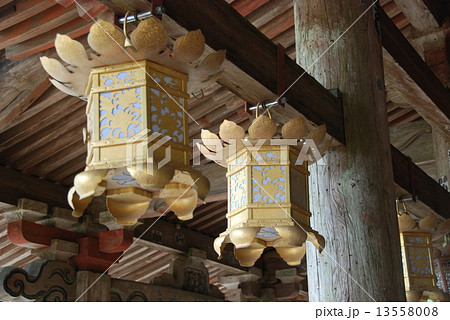 金色の軒灯籠（青岸渡寺／和歌山県東牟婁郡那智勝浦町那智山） 13558008