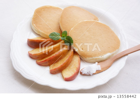 ココナツオイルの焼きりんごとパンケーキ 13558442