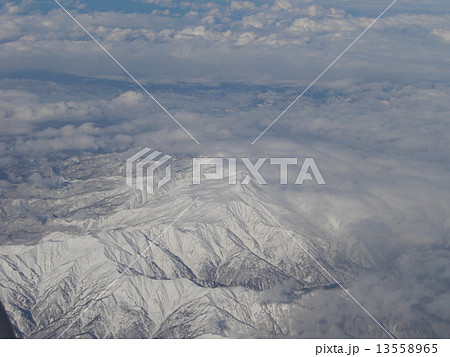 飛行機からの雪山の眺め 13558965